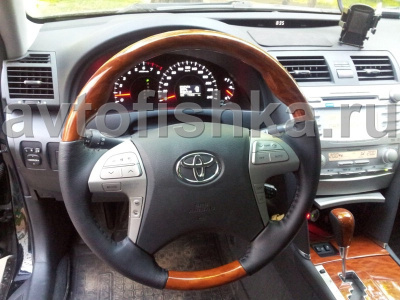 Toyota Camry 40, Highlander, Hilux (2006-) спортивный руль с отделкой из черной кожи и темного дерева.